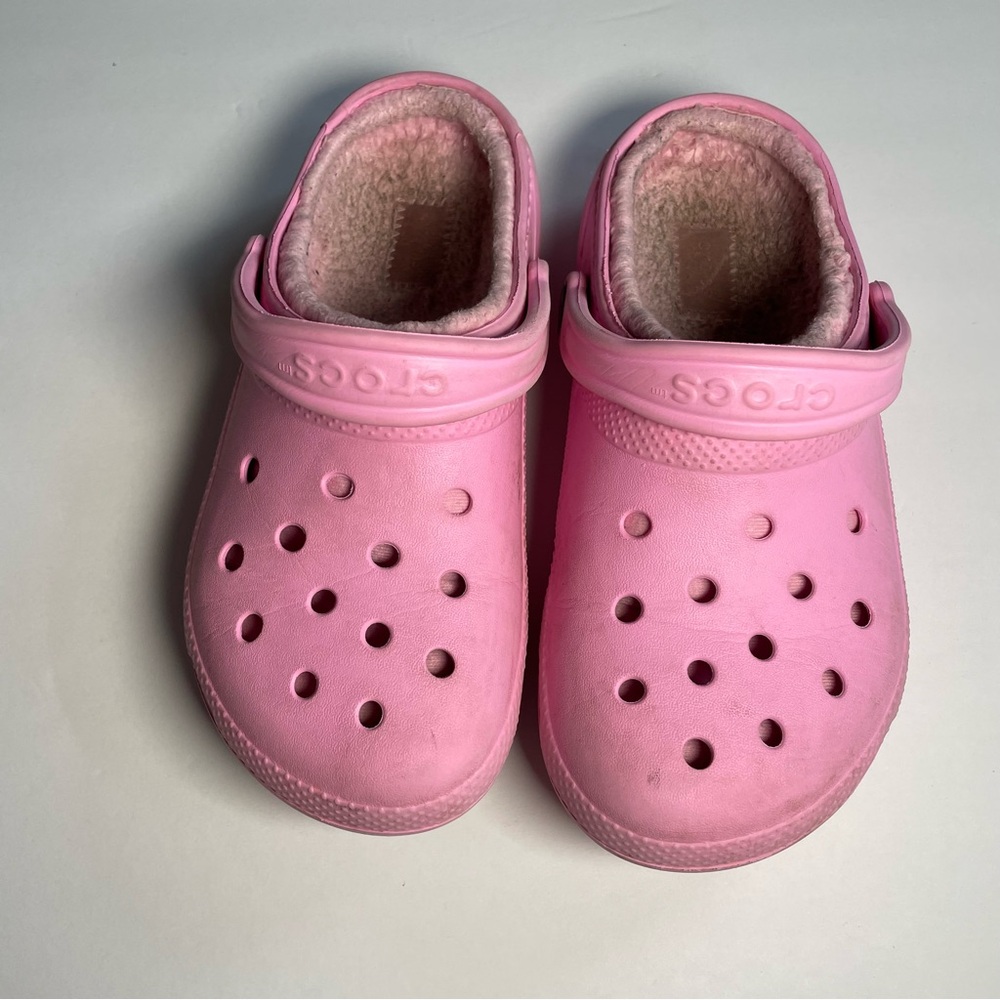 pink fur crocs size 7 in women .